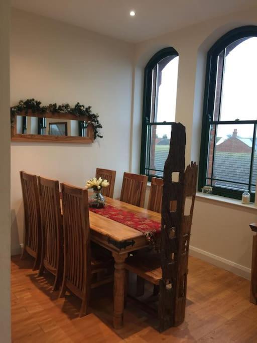 Converted Chapel Filey Floor To Ceiling Arch Window Exterior foto